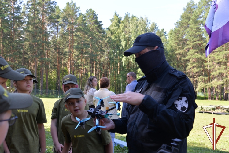 На Среднем Урале росгвардейцы продемонстрировали школьникам образцы передовых технологий
