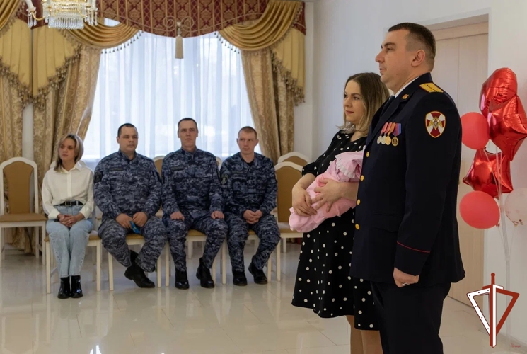 В Свердловской области росгвардейцы поздравили сослуживца с прибавлением в семье