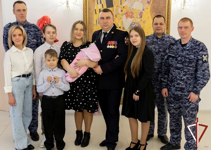 В Свердловской области росгвардейцы поздравили сослуживца с прибавлением в семье