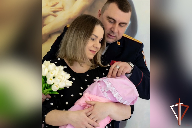 В Свердловской области росгвардейцы поздравили сослуживца с прибавлением в семье