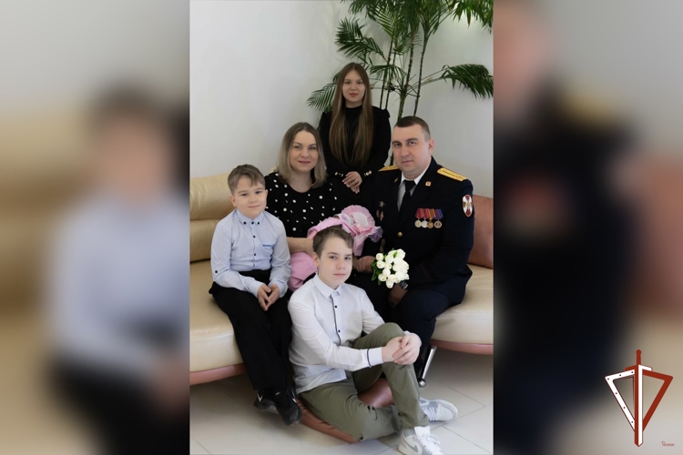 В Свердловской области росгвардейцы поздравили сослуживца с прибавлением в семье