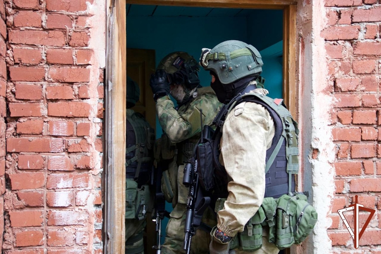 В Свердловской области при силовой поддержке ОМОН Росгвардии ликвидирована лаборатория по производству синтетических наркотиков