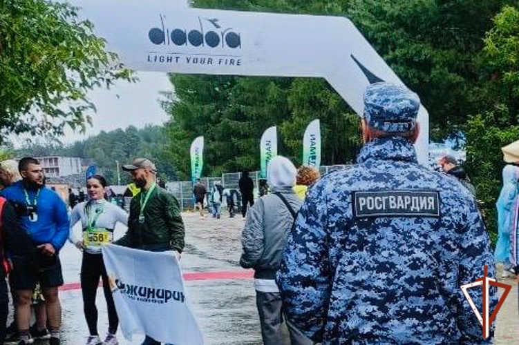 На среднем Урале росгвардейцы обеспечили правопорядок во время праздничных мероприятий ко дню военно-морского флота и соревнований по триатлону