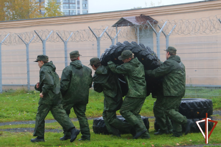 В Екатеринбурге ОМОН Росгвардии провел военизированную эстафету для молодежи