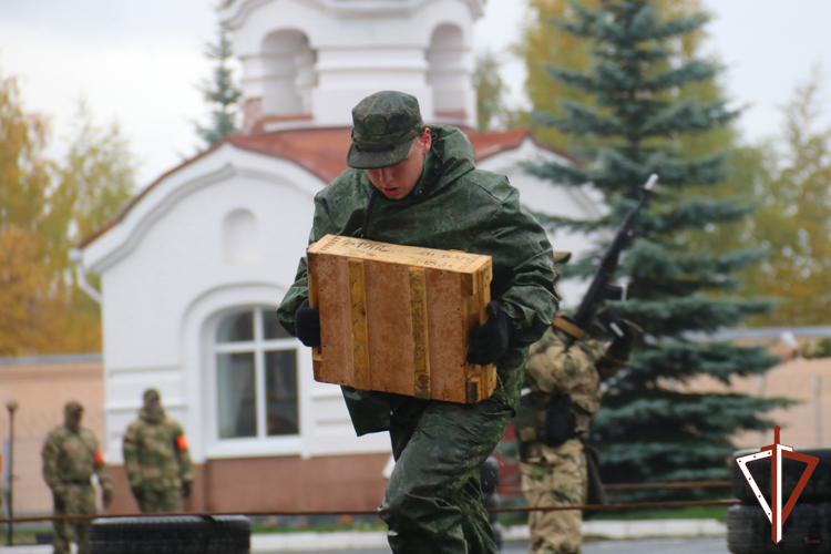 В Екатеринбурге ОМОН Росгвардии провел военизированную эстафету для молодежи
