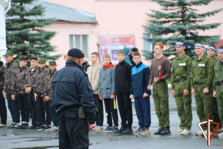 В Екатеринбурге ОМОН Росгвардии провел военизированную эстафету для молодежи