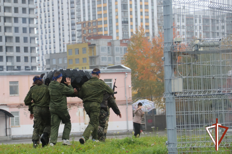 В Екатеринбурге ОМОН Росгвардии провел военизированную эстафету для молодежи