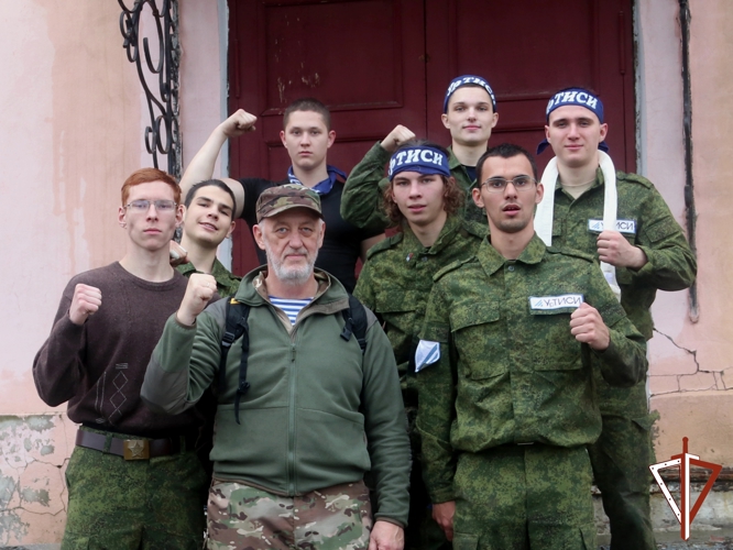 В Екатеринбурге ОМОН Росгвардии провел военизированную эстафету для молодежи