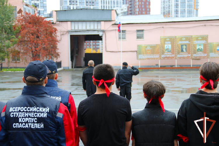 В Екатеринбурге ОМОН Росгвардии провел военизированную эстафету для молодежи
