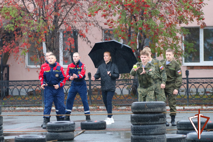 В Екатеринбурге ОМОН Росгвардии провел военизированную эстафету для молодежи