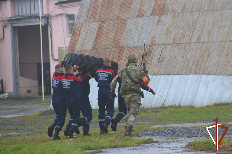 В Екатеринбурге ОМОН Росгвардии провел военизированную эстафету для молодежи