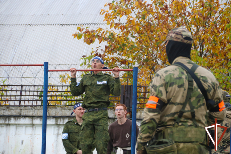 В Екатеринбурге ОМОН Росгвардии провел военизированную эстафету для молодежи