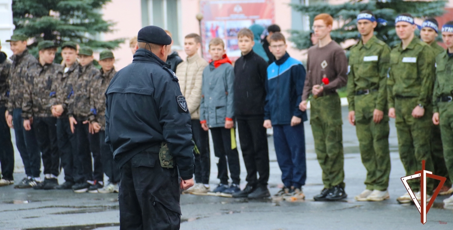 В Екатеринбурге ОМОН Росгвардии провел военизированную эстафету для молодежи