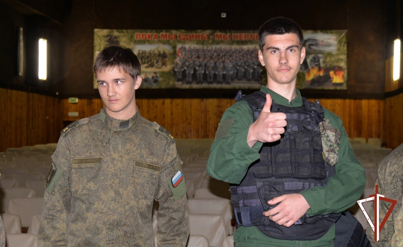 В Екатеринбурге сотрудники ОМОН провели экскурсию для курсантов военно-медицинской школы «Ланцет» 