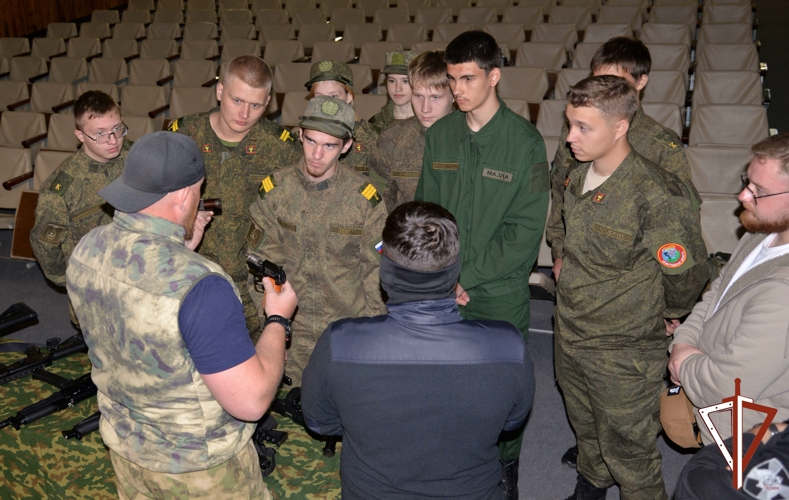 В Екатеринбурге сотрудники ОМОН провели экскурсию для курсантов военно-медицинской школы «Ланцет» 