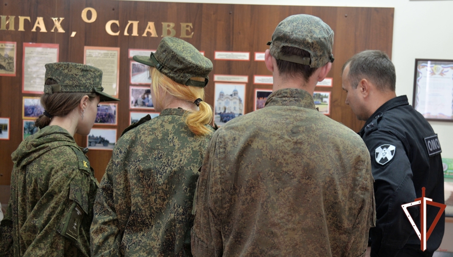 В Екатеринбурге сотрудники ОМОН провели экскурсию для курсантов военно-медицинской школы «Ланцет» 
