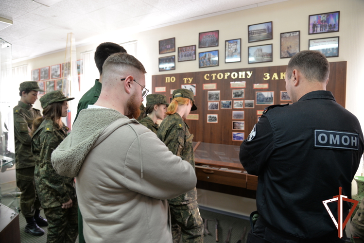 В Екатеринбурге сотрудники ОМОН провели экскурсию для курсантов военно-медицинской школы «Ланцет» 