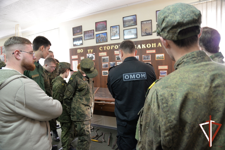 В Екатеринбурге сотрудники ОМОН провели экскурсию для курсантов военно-медицинской школы «Ланцет» 