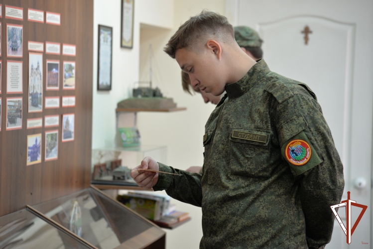 В Екатеринбурге сотрудники ОМОН провели экскурсию для курсантов военно-медицинской школы «Ланцет» 