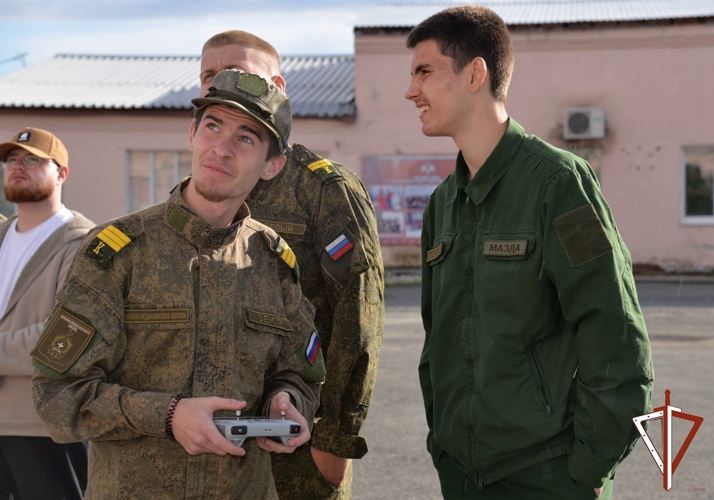 В Екатеринбурге сотрудники ОМОН провели экскурсию для курсантов военно-медицинской школы «Ланцет» 