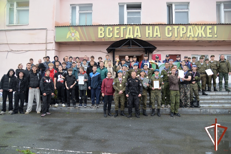 В Екатеринбурге ОМОН Росгвардии провел военизированную эстафету для молодежи