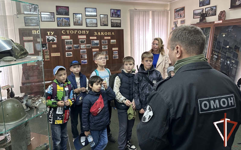 В Екатеринбурге сотрудники ОМОН провели экскурсию для детей в рамках ведомственной акции «Каникулы с Росгвардией»