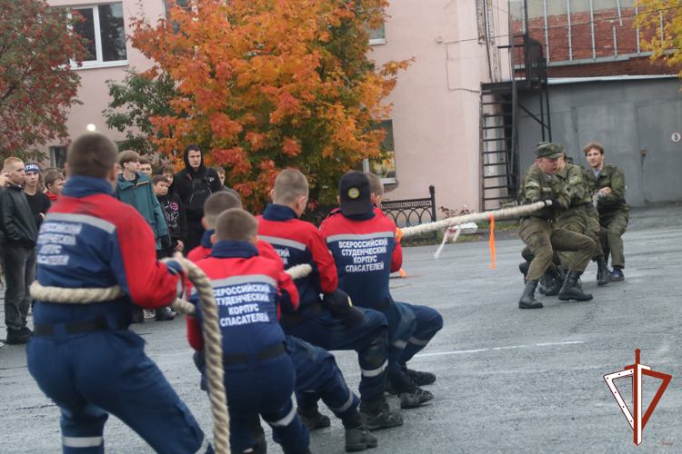 В Екатеринбурге ОМОН Росгвардии провел военизированную эстафету для молодежи