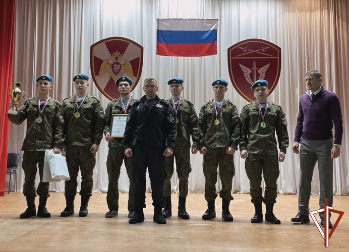 В Екатеринбурге ОМОН Росгвардии провел военизированную эстафету для молодежи