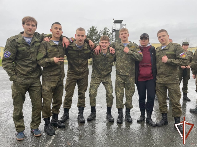 В Екатеринбурге ОМОН Росгвардии провел военизированную эстафету для молодежи