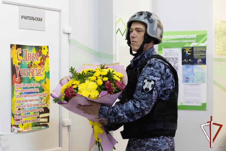 Росгвардейцы на Среднем Урале поздравили с профессиональным праздником  педагогов региона