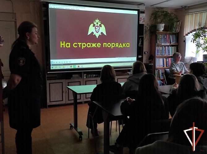 Сотрудники Росгвардии на Среднем Урале продолжают профилактические и профориентационные встречи с молодежью