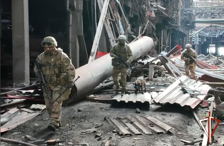 Росгвардейцы обезвредили боеприпасы, брошенные ВСУ на«Азовстали» (видео)
