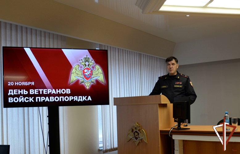 Начальник Управления Росгвардии по Свердловской области вручил награды ветеранам