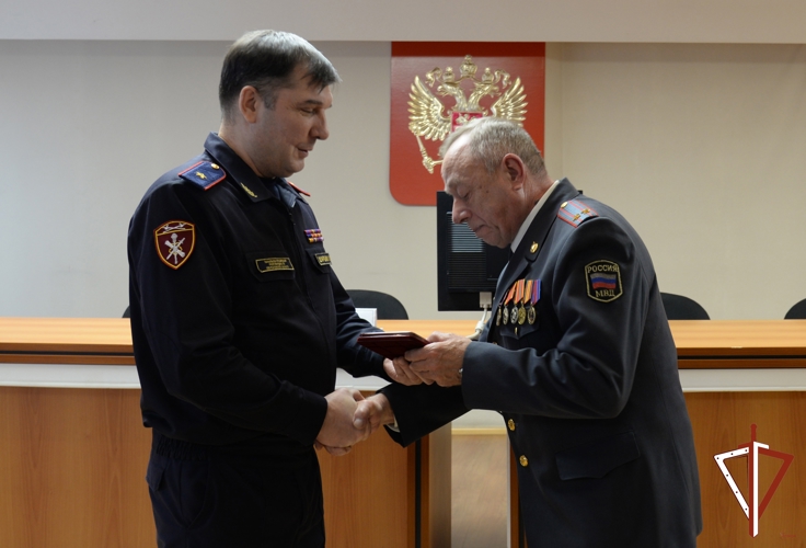 Начальник Управления Росгвардии по Свердловской области вручил награды ветеранам