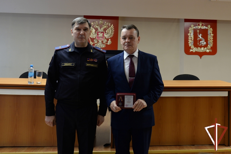 Начальник Управления Росгвардии по Свердловской области вручил награды ветеранам