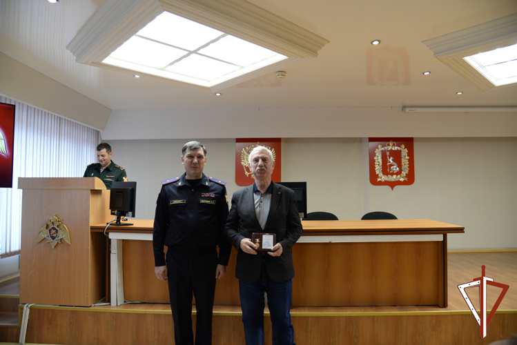Начальник Управления Росгвардии по Свердловской области вручил награды ветеранам