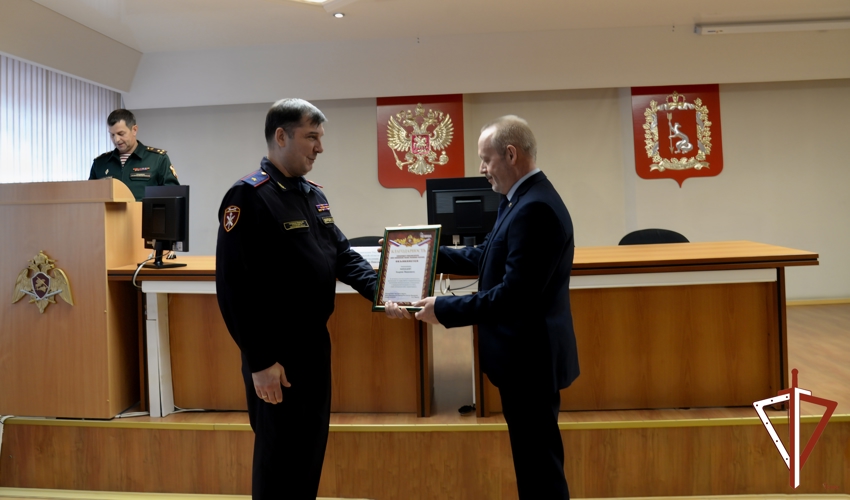 Начальник Управления Росгвардии по Свердловской области вручил награды ветеранам