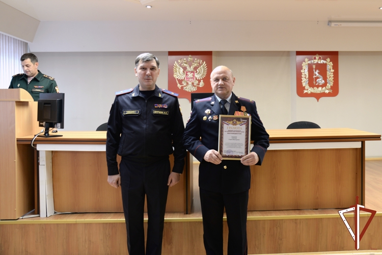 Начальник Управления Росгвардии по Свердловской области вручил награды ветеранам