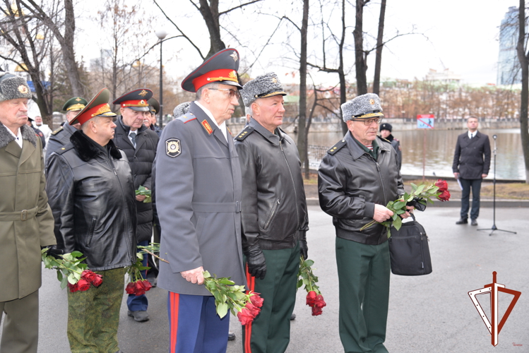 В Екатеринбурге почтили память погибших правоохранителей