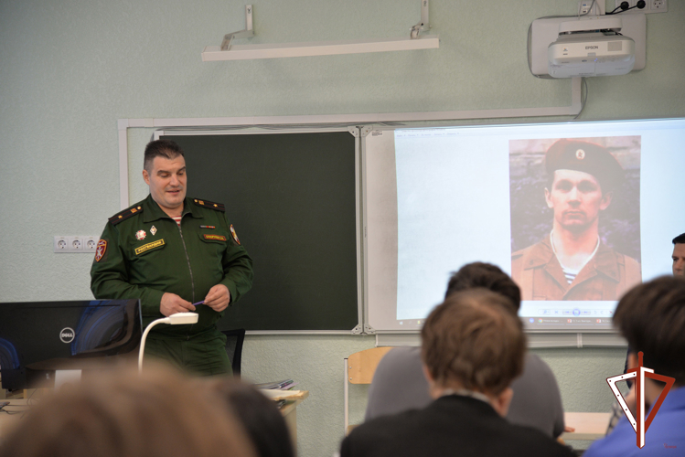 Росгвардейцы в Екатеринбурге провели Урок мужества для школьников, посвященный Дню Героев Отечества
