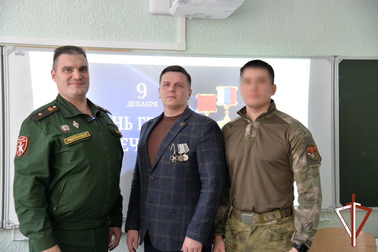 Росгвардейцы в Екатеринбурге провели Урок мужества для школьников, посвященный Дню Героев Отечества