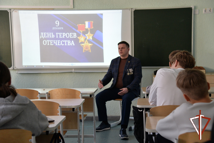 Росгвардейцы в Екатеринбурге провели Урок мужества для школьников, посвященный Дню Героев Отечества