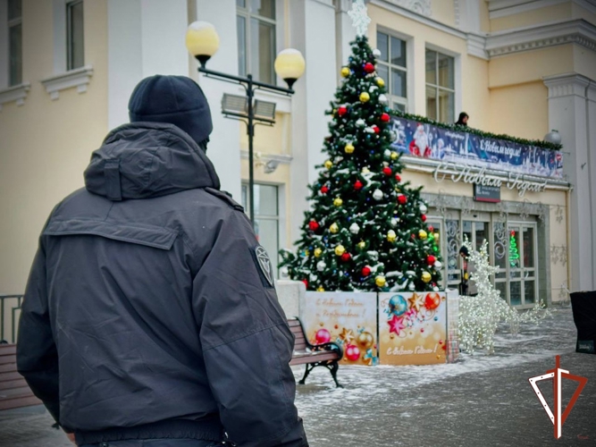 Росгвардейцы приняли участие в обеспечении безопасности встречи поезда Деда Мороза в Екатеринбурге   