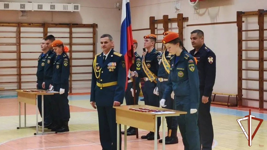 Кадеты специализированного класса под руководством военнослужащего территориального управления Росгвардии в Екатеринбурге принесли клятву и получили береты