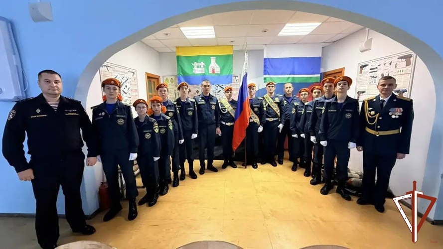 Кадеты специализированного класса под руководством военнослужащего территориального управления Росгвардии в Екатеринбурге принесли клятву и получили береты