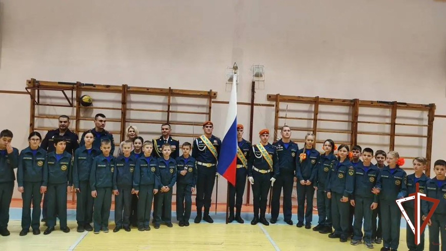 Кадеты специализированного класса под руководством военнослужащего территориального управления Росгвардии в Екатеринбурге принесли клятву и получили береты
