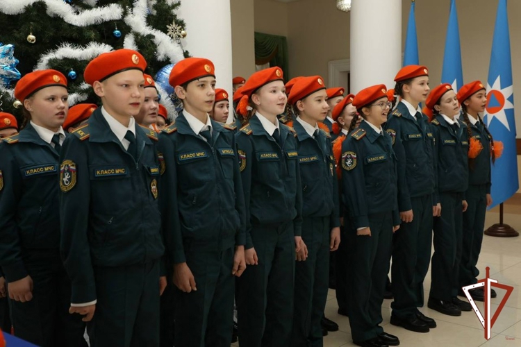 Кадеты специализированного класса под руководством военнослужащего территориального управления Росгвардии в Екатеринбурге принесли клятву и получили береты