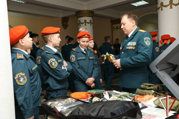 Кадеты специализированного класса под руководством военнослужащего территориального управления Росгвардии в Екатеринбурге принесли клятву и получили береты