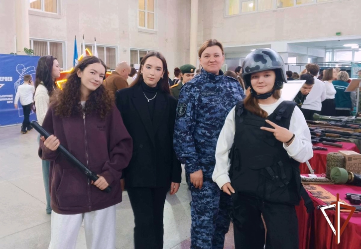 Сотрудники Управления Росгвардии по Свердловской области приняли участие в патриотическом форуме для молодежи