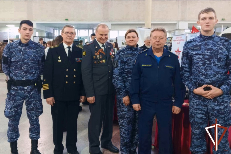 Сотрудники Управления Росгвардии по Свердловской области приняли участие в патриотическом форуме для молодежи